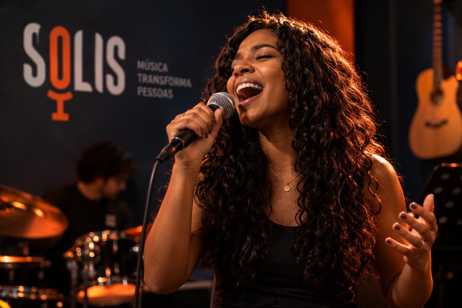 Aluna adulta da Solis cantando ao microfone em Copacabana